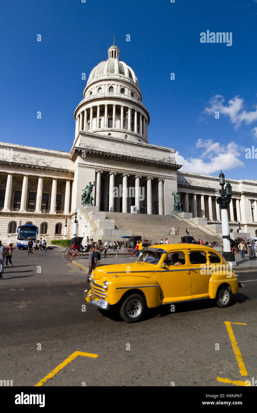 Oldtimer en face du Capitol à La Havane, Cuba Banque D'Images