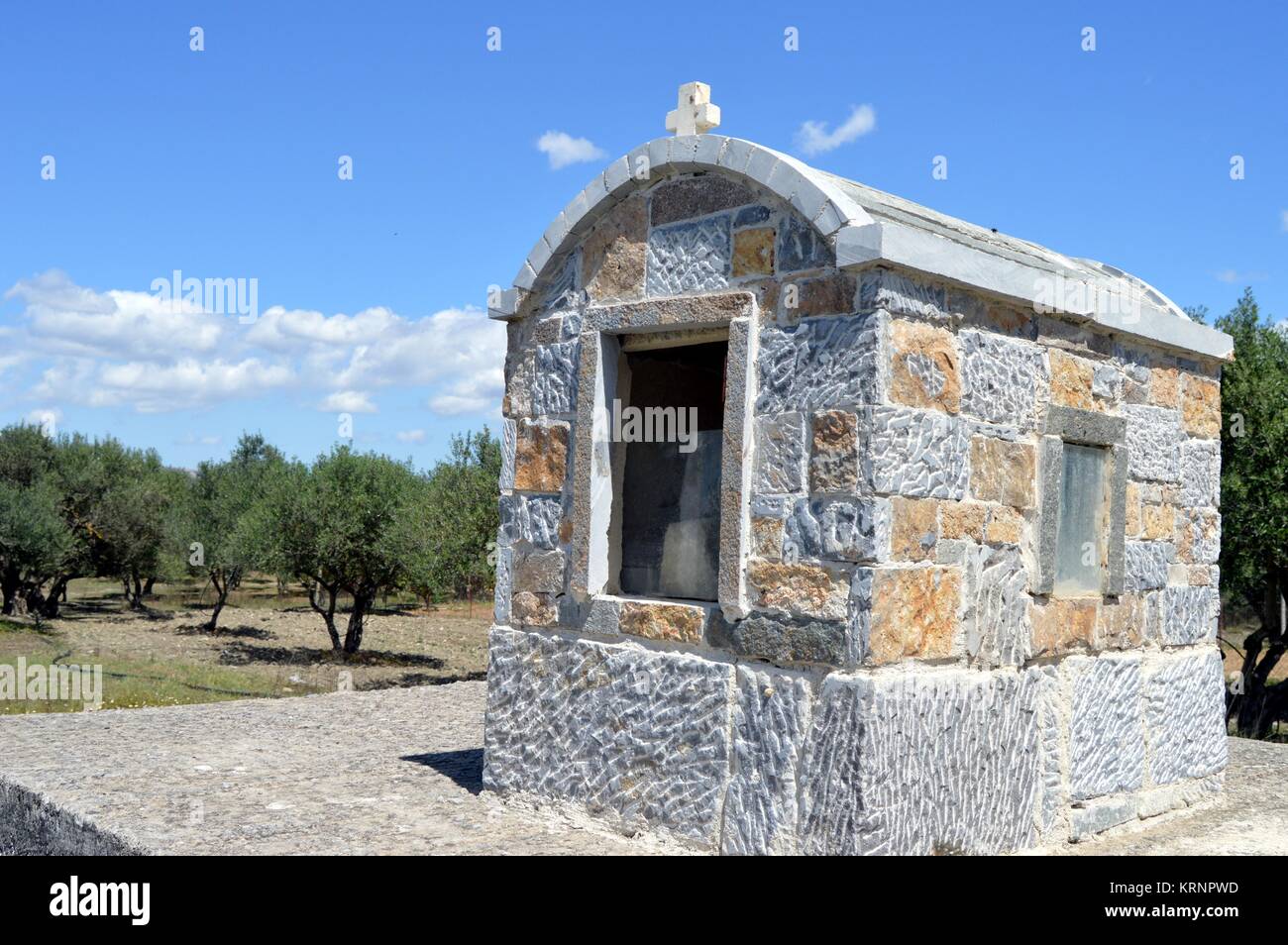 Petit sanctuaire dans la campagne Banque D'Images