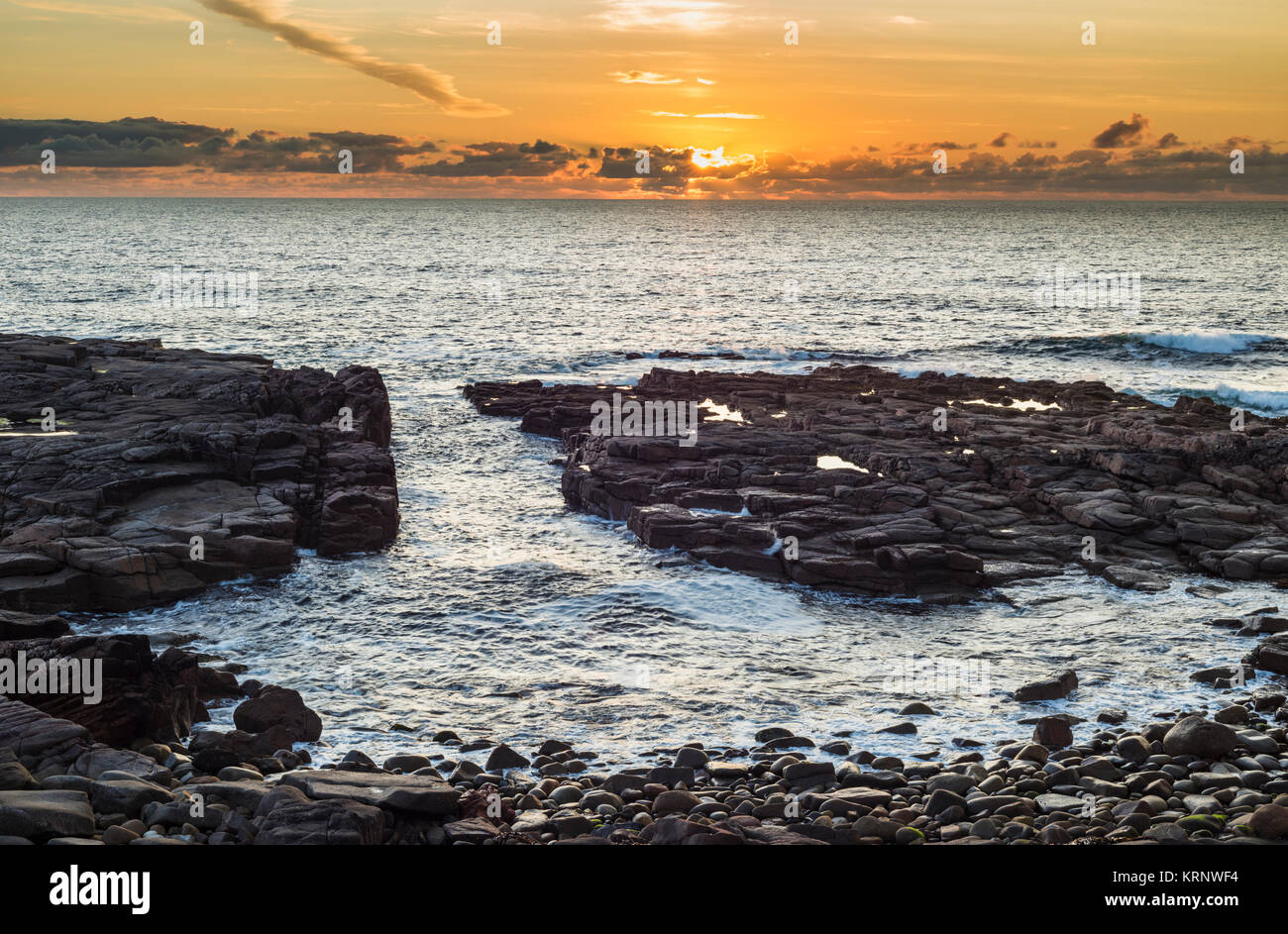 Coucher de soleil doré sur l'océan Atlantique à Bloody Foreland, à l'extrémité nord-ouest du comté de Donegal, en Irlande Banque D'Images