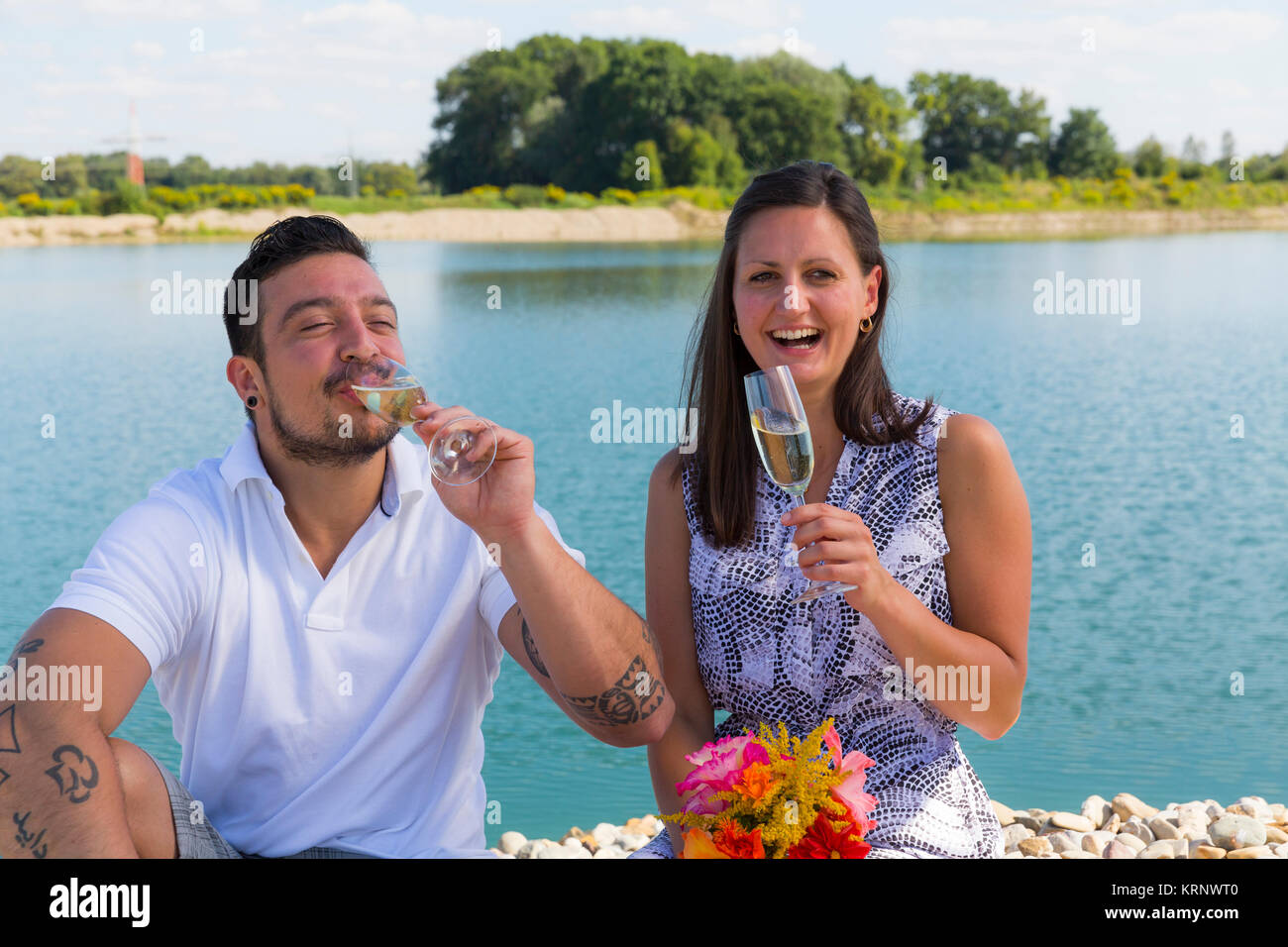 Glückliches junges Paar mit Sektgläser, Verlobung, Bayern, Deutschland Banque D'Images