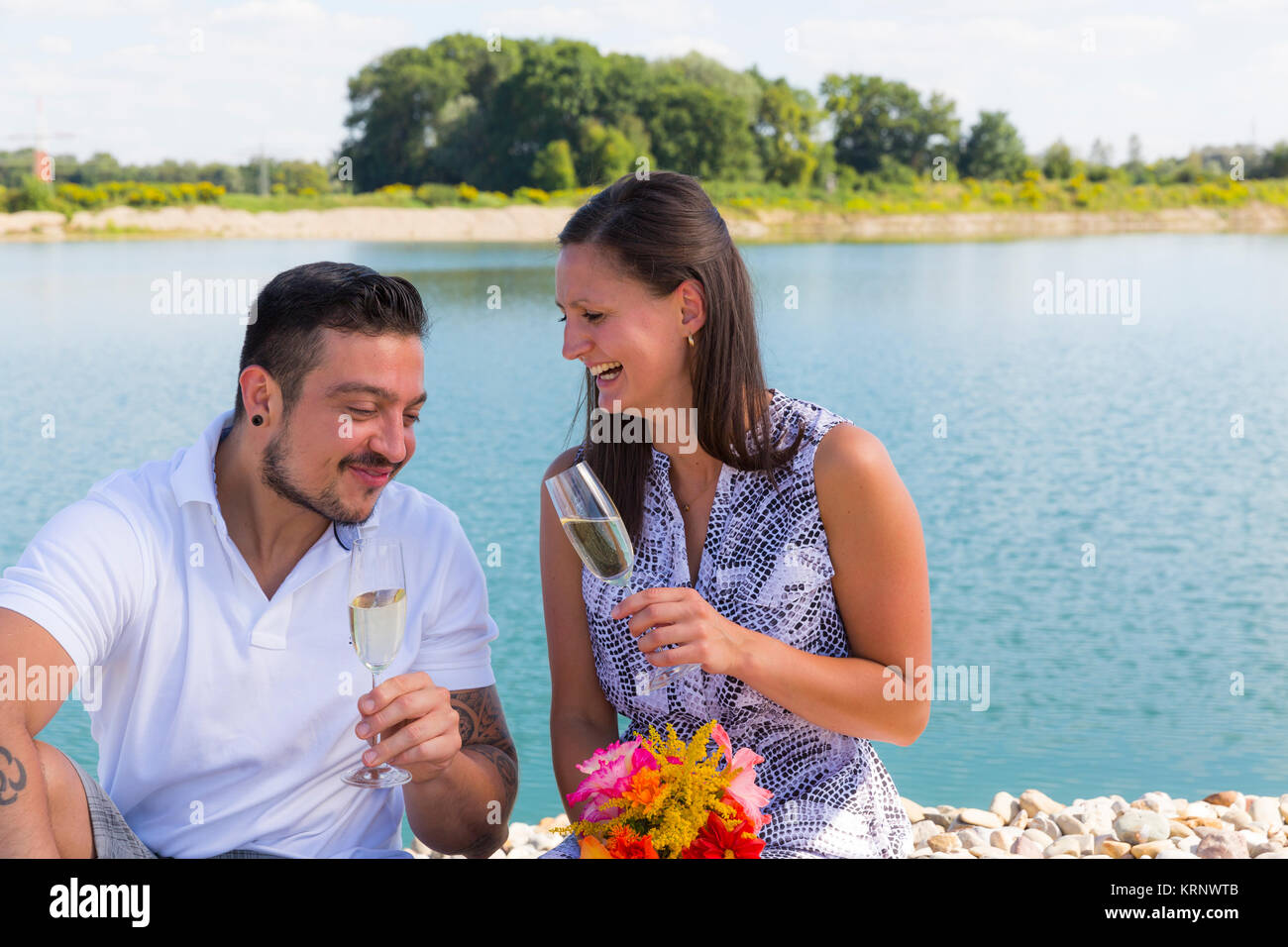 Glückliches junges Paar mit Sektgläser, Verlobung, Bayern, Deutschland Banque D'Images