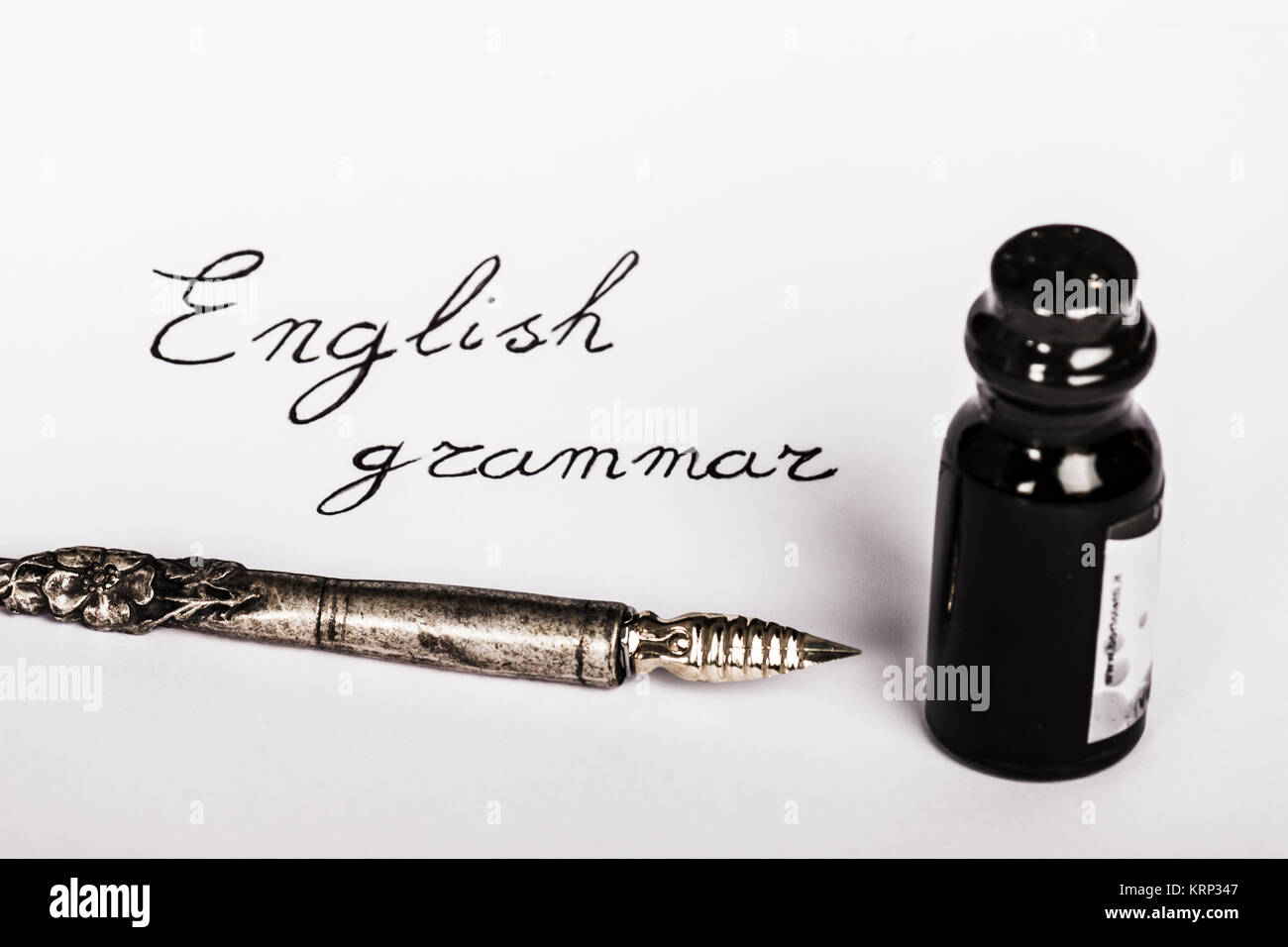 Grammaire anglais écrire avec l'ancienne bouteille d'encre et plume Photo  Stock - Alamy