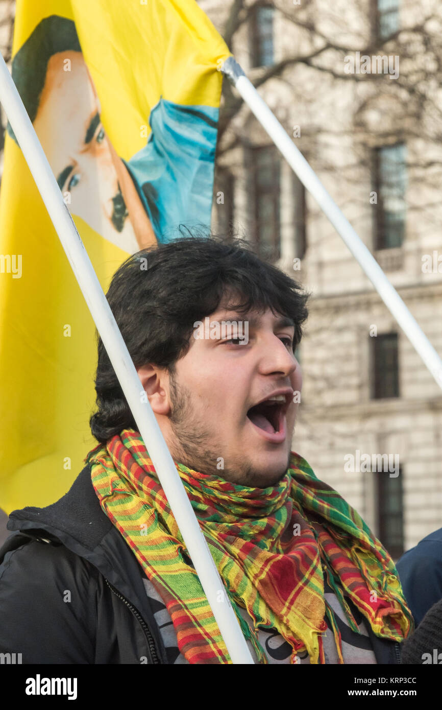 Un homme portant un foulard kurde cris pour la Turquie de reconnaître les  droits des Kurdes et de mettre fin à leur soutien à ISIS en Syrie et les  attaques par les