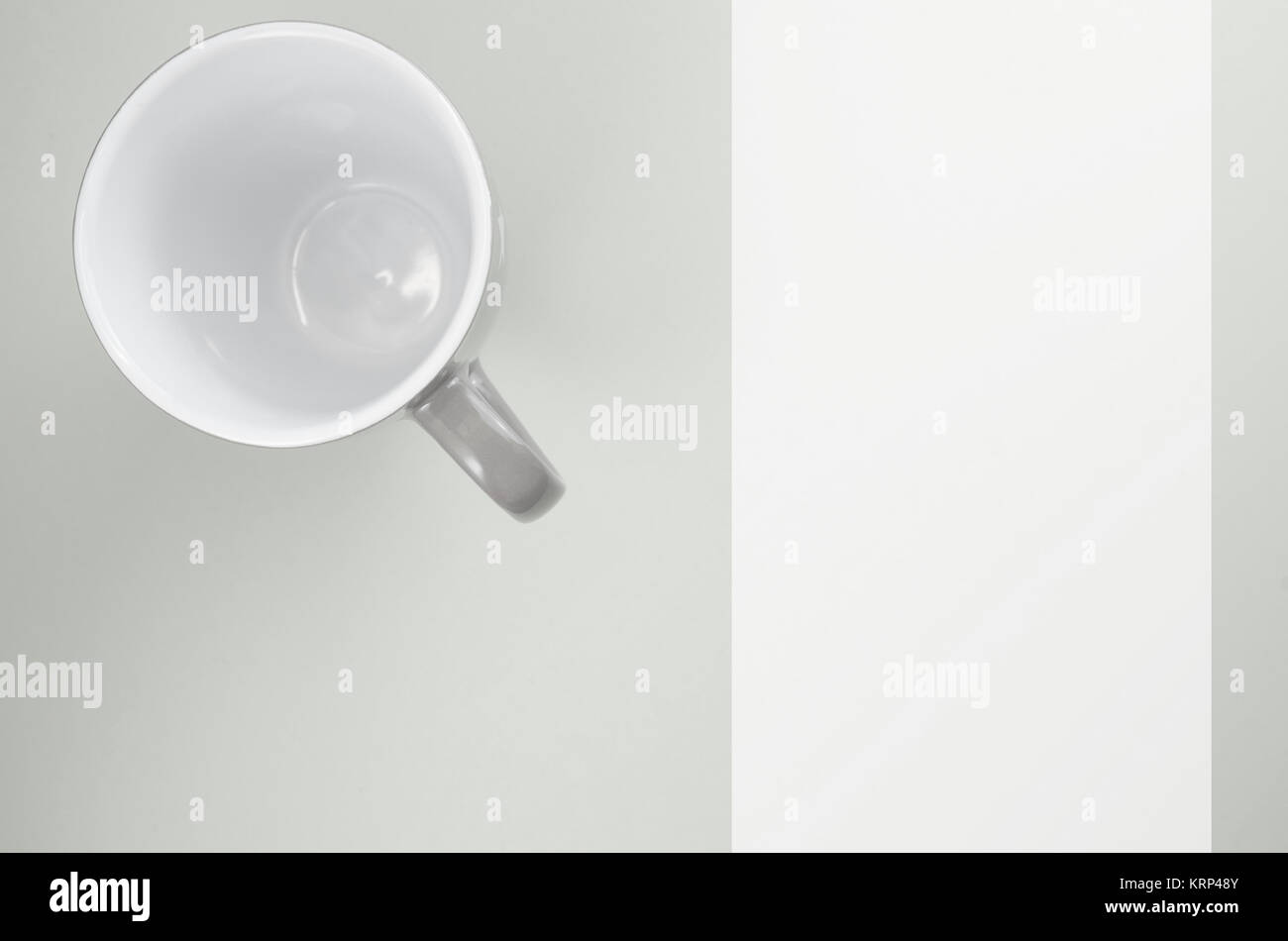 Conception simple tasse en céramique avec vide intérieur blanc - directement au-dessus de la Banque D'Images