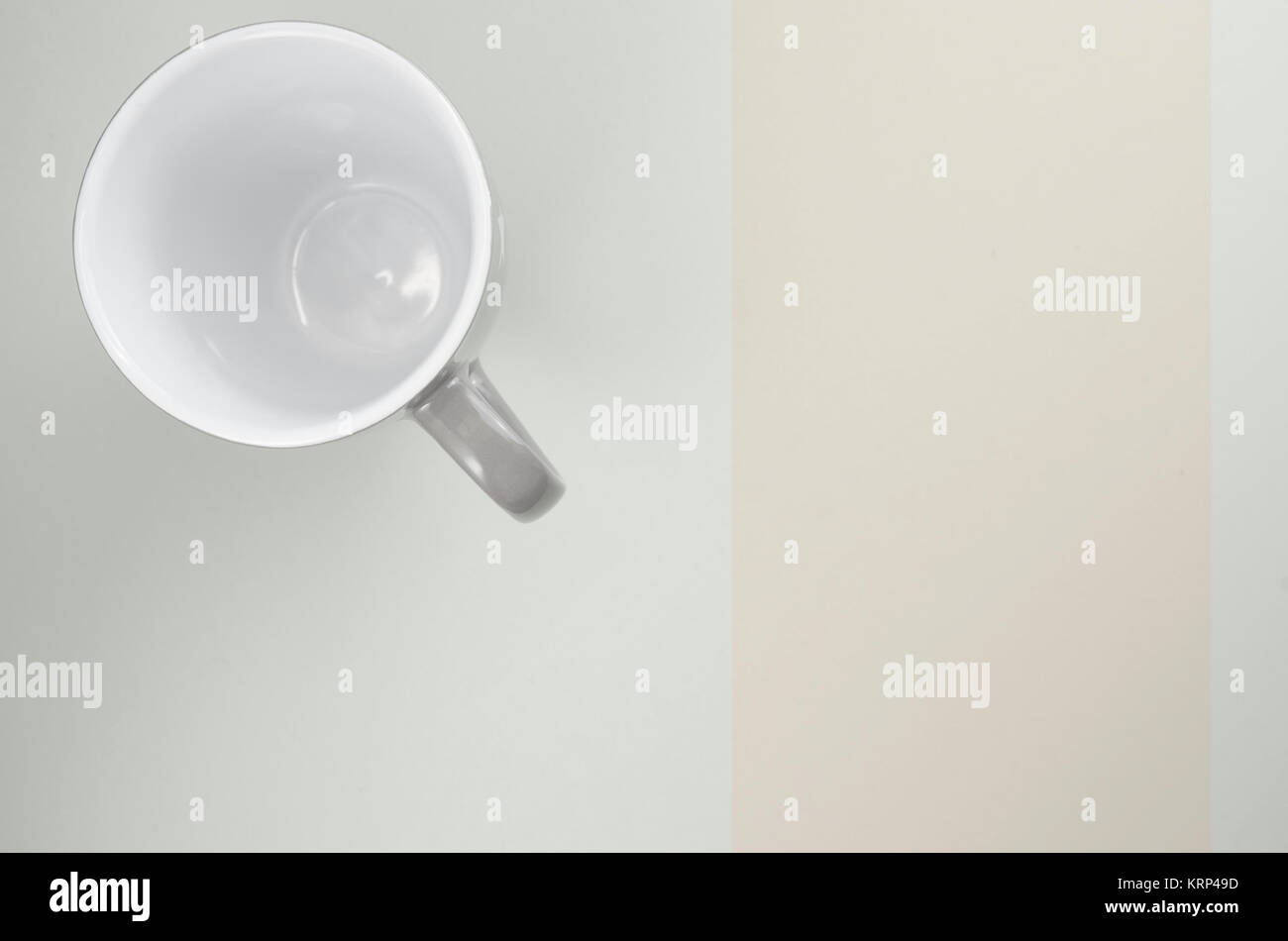 Conception simple tasse en céramique avec vide intérieur blanc - directement au-dessus de la Banque D'Images