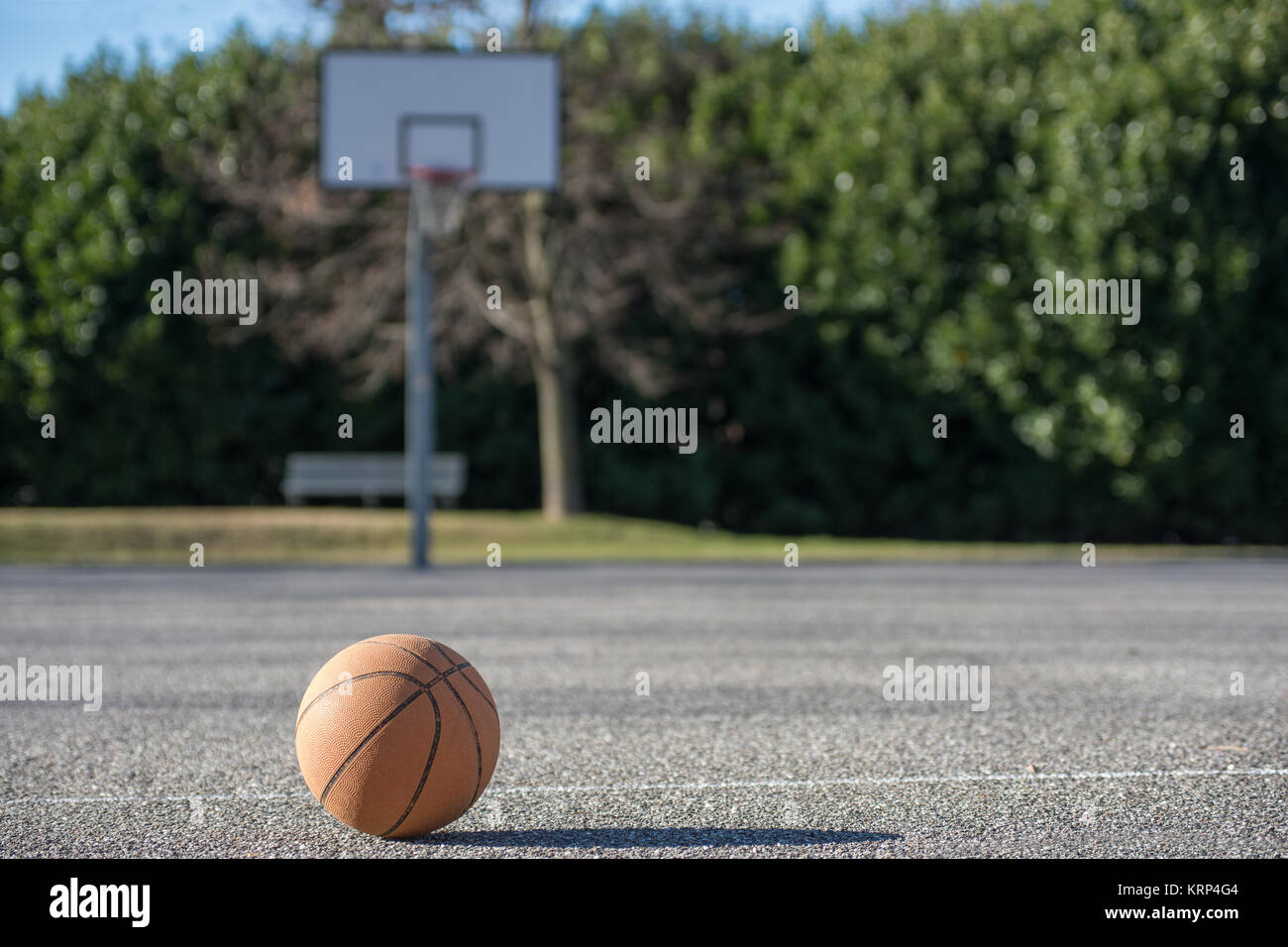 Ballon de basket-ball Basket-ball sur playgroung Banque D'Images