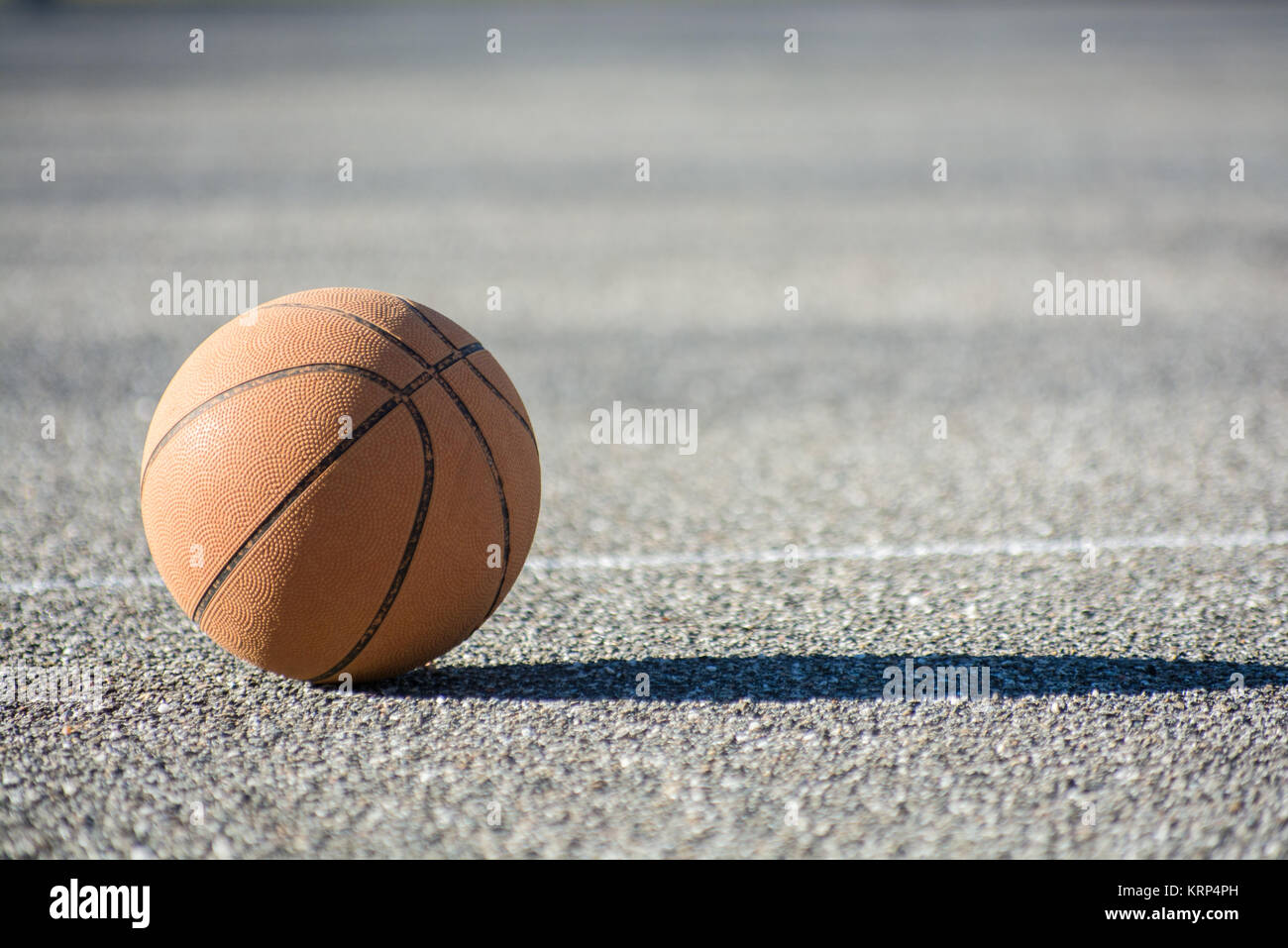 Ballon de basket-ball Basket-ball sur playgroung Banque D'Images