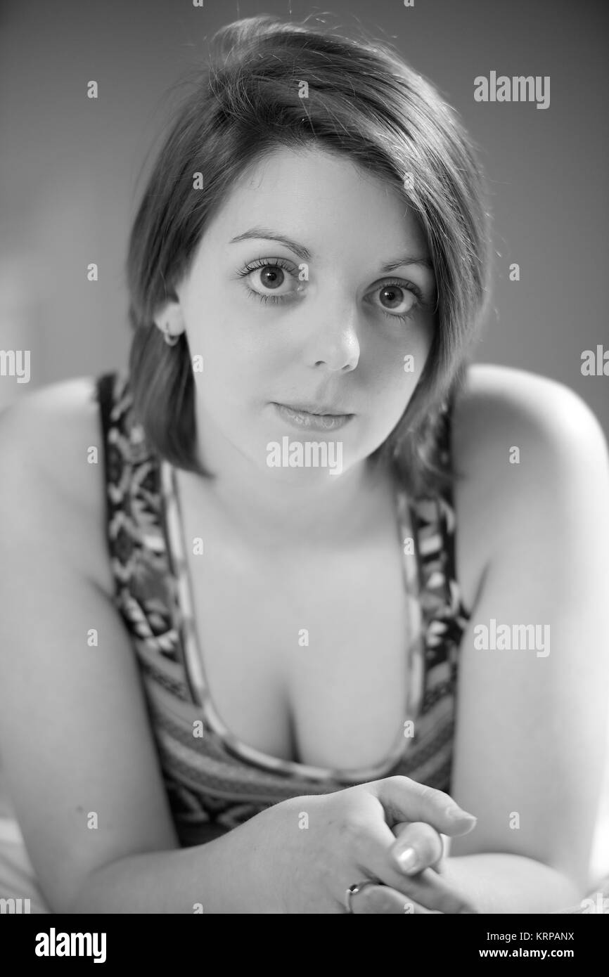 Jolie fille dans une robe - emplacement intérieur Banque D'Images