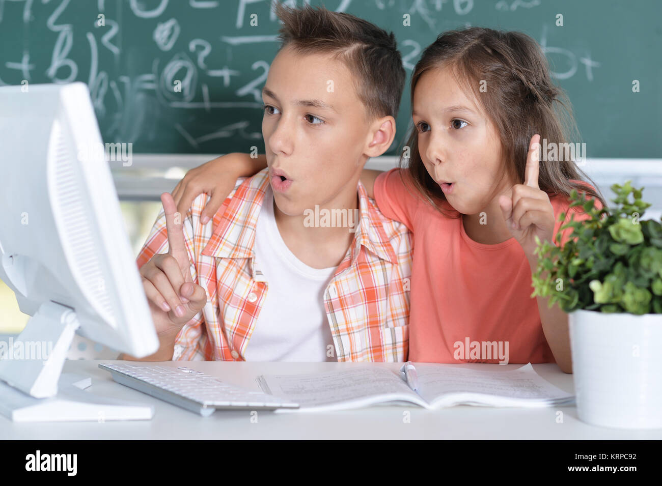 Deux élèves travaillent ensemble Banque D'Images