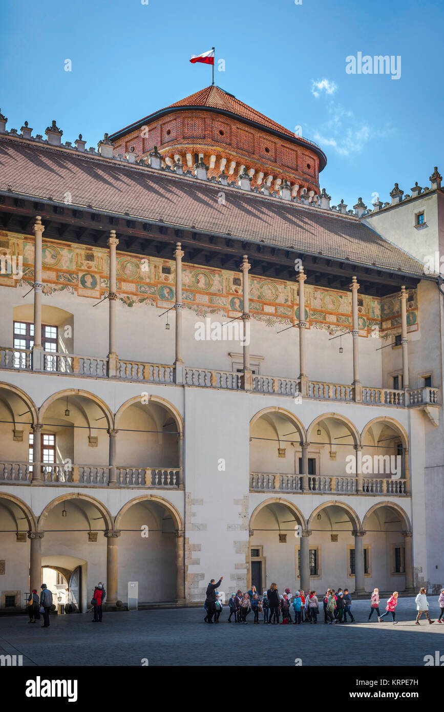 Colline du Wawel de Cracovie, vue sur une partie de la cour Renaissance à arcades au centre du château royal de Wawel à Cracovie, en Pologne. Banque D'Images