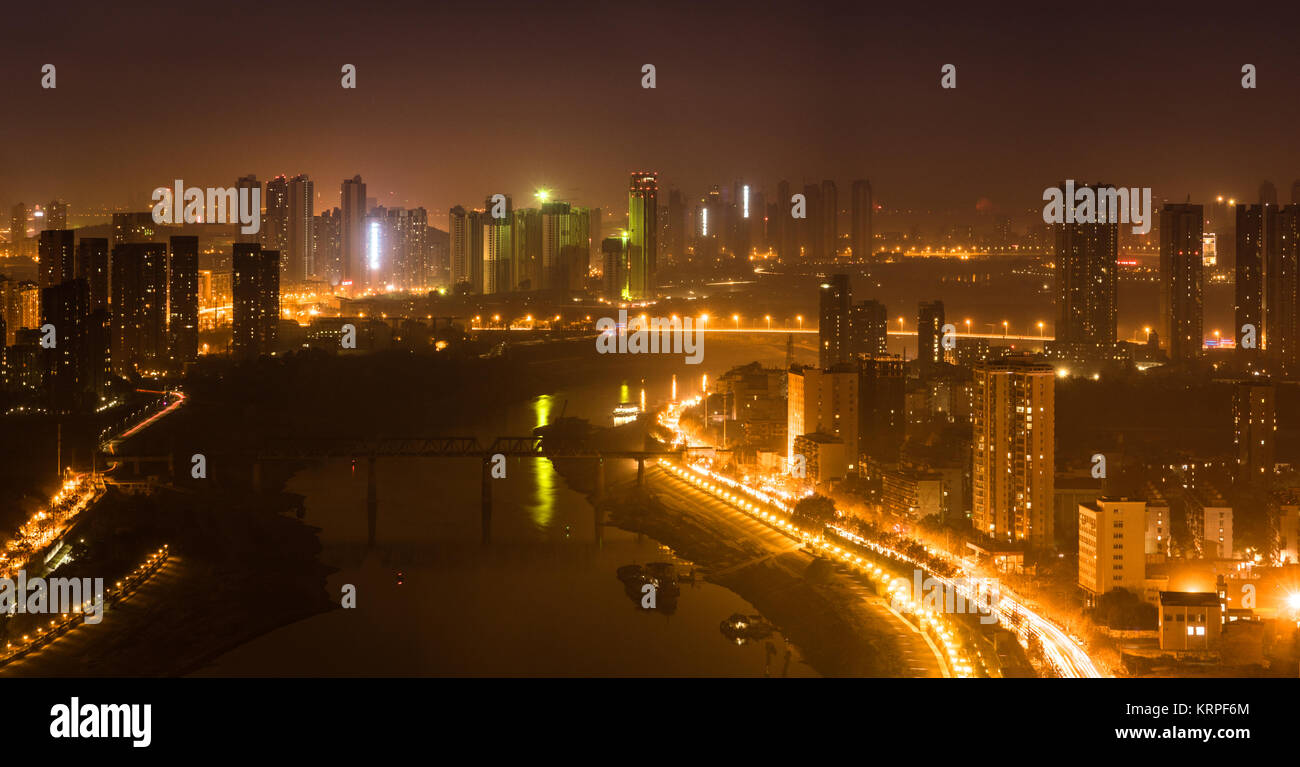 Vue aérienne de nuit panorama entre la rivière Han et Hankou Wuhan Hanyang districts dans le centre de la Chine Banque D'Images