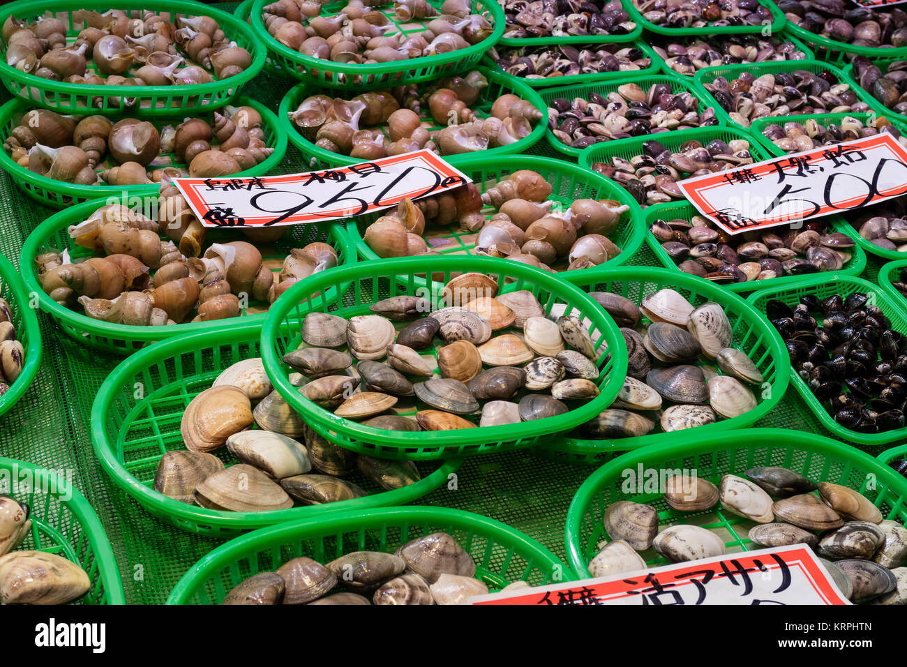 - Kanazawa au Japon, le 8 juin 2017 : des fruits de mer dans des paniers en plastique vert au marché Omicho Banque D'Images