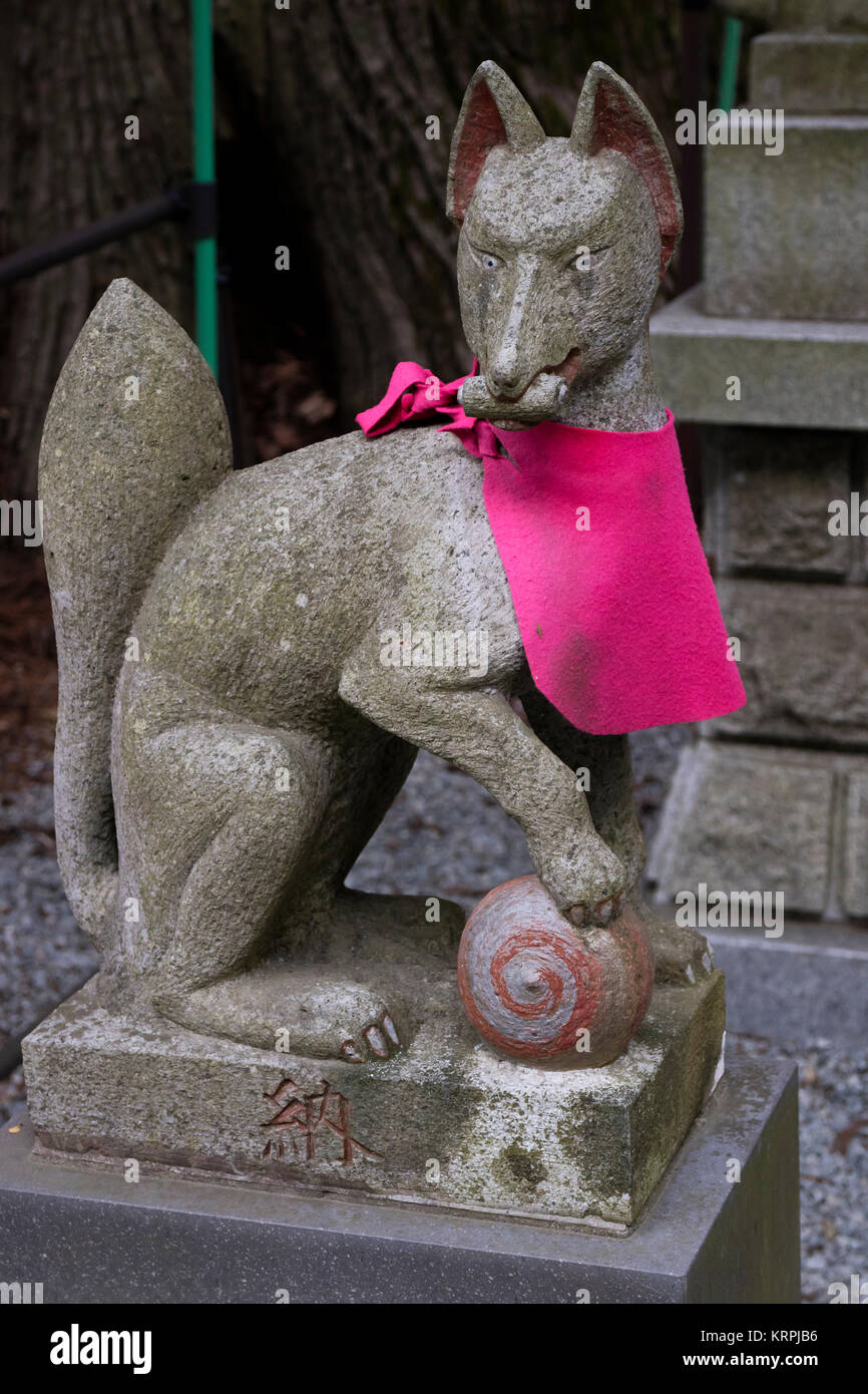 Fujiyoshida city - le Japon, le 13 juin 2017 ; Kitsune Votive, Fox, figurine, animal guardian en face d'un Inari Banque D'Images
