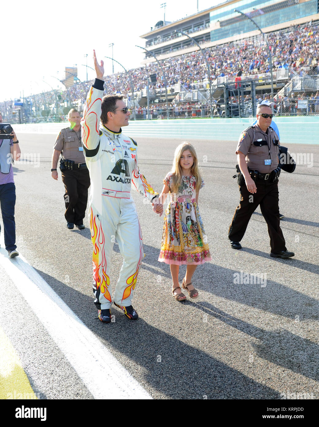 HOMESTEAD, FL - 22 NOVEMBRE : Jeff Gordon, pilote de l'AXALTA Chevrolet n° 24, et sa fille Ella Sofia marchent sur scène pendant les cérémonies d'avant-course de la série de coupe NASCAR Sprint Ford EcoBoost 400 au Homestead-Miami Speedway le 22 novembre 2015 à Homestead, Floride. Personnes : Jeff Gordon, Ella Sofia Gordon Banque D'Images