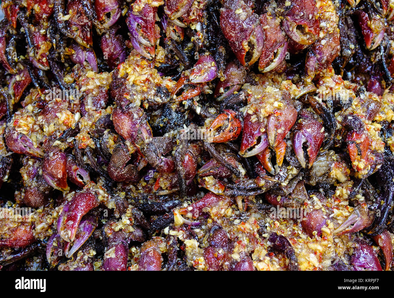 Crabe fermentée au piment et l'ail au marché local dans le sud du Vietnam. Banque D'Images