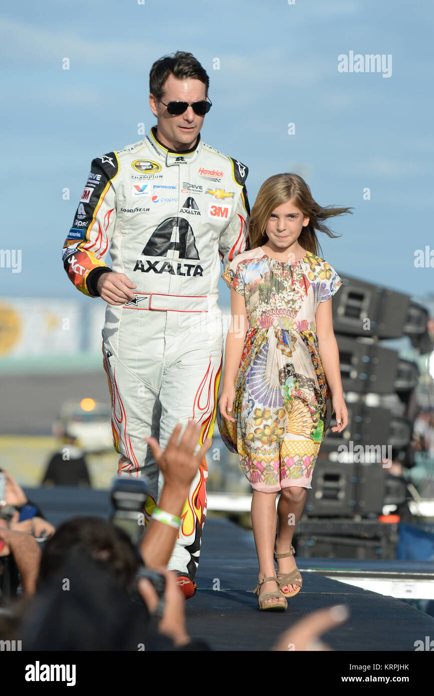 HOMESTEAD, FL - 22 NOVEMBRE : Jeff Gordon, pilote de l'AXALTA Chevrolet n° 24, et sa fille Ella Sofia marchent sur scène pendant les cérémonies d'avant-course de la série de coupe NASCAR Sprint Ford EcoBoost 400 au Homestead-Miami Speedway le 22 novembre 2015 à Homestead, Floride. Personnes : Jeff Gordon, Ella Sofia Gordon Banque D'Images