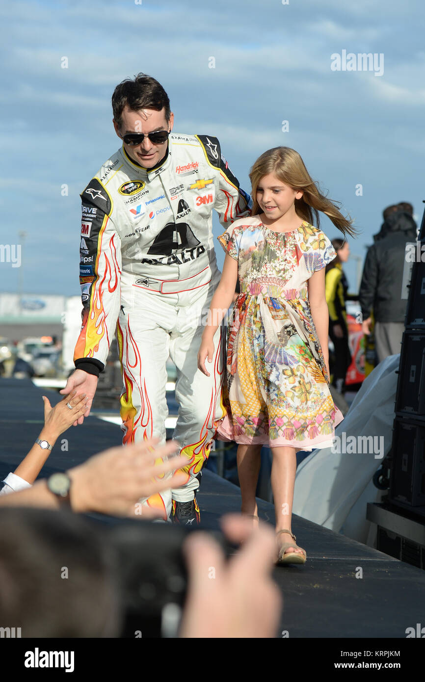 HOMESTEAD, FL - 22 NOVEMBRE : Jeff Gordon, pilote de l'AXALTA Chevrolet n° 24, et sa fille Ella Sofia marchent sur scène pendant les cérémonies d'avant-course de la série de coupe NASCAR Sprint Ford EcoBoost 400 au Homestead-Miami Speedway le 22 novembre 2015 à Homestead, Floride. Personnes : Jeff Gordon, Ella Sofia Gordon Banque D'Images