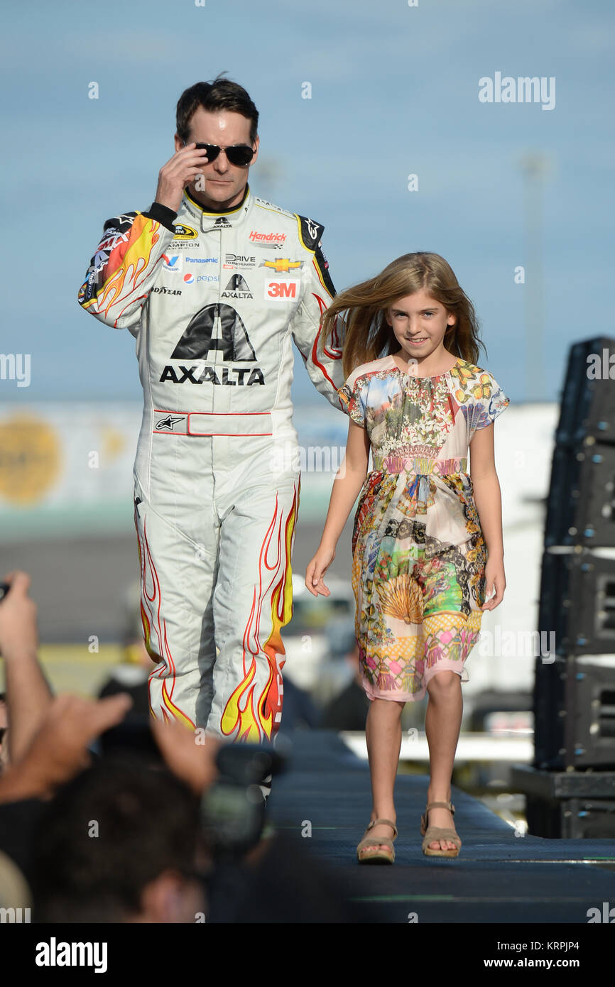 HOMESTEAD, FL - 22 NOVEMBRE : Jeff Gordon, pilote de l'AXALTA Chevrolet n° 24, et sa fille Ella Sofia marchent sur scène pendant les cérémonies d'avant-course de la série de coupe NASCAR Sprint Ford EcoBoost 400 au Homestead-Miami Speedway le 22 novembre 2015 à Homestead, Floride. Personnes : Jeff Gordon, Ella Sofia Gordon Banque D'Images