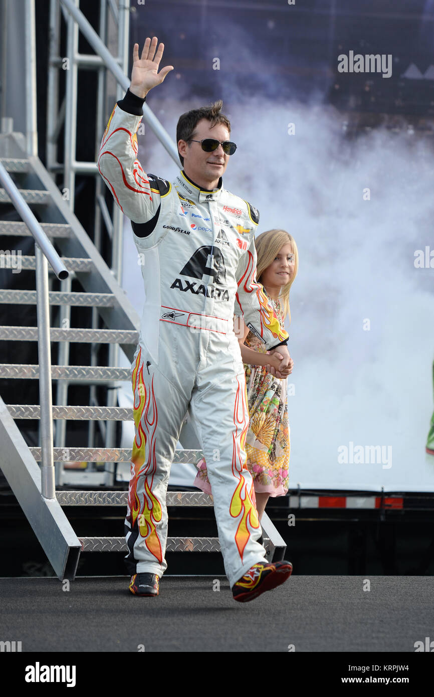 HOMESTEAD, FL - 22 NOVEMBRE : Jeff Gordon, pilote de l'AXALTA Chevrolet n° 24, et sa fille Ella Sofia marchent sur scène pendant les cérémonies d'avant-course de la série de coupe NASCAR Sprint Ford EcoBoost 400 au Homestead-Miami Speedway le 22 novembre 2015 à Homestead, Floride. Personnes : Jeff Gordon, Ella Sofia Gordon Banque D'Images