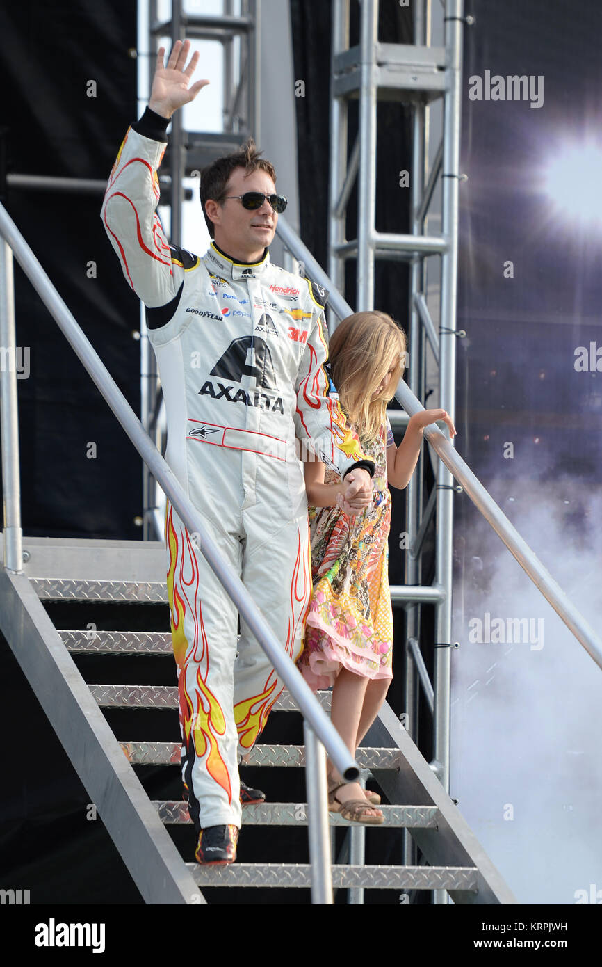 HOMESTEAD, FL - 22 NOVEMBRE : Jeff Gordon, pilote de l'AXALTA Chevrolet n° 24, et sa fille Ella Sofia marchent sur scène pendant les cérémonies d'avant-course de la série de coupe NASCAR Sprint Ford EcoBoost 400 au Homestead-Miami Speedway le 22 novembre 2015 à Homestead, Floride. Personnes : Jeff Gordon, Ella Sofia Gordon Banque D'Images