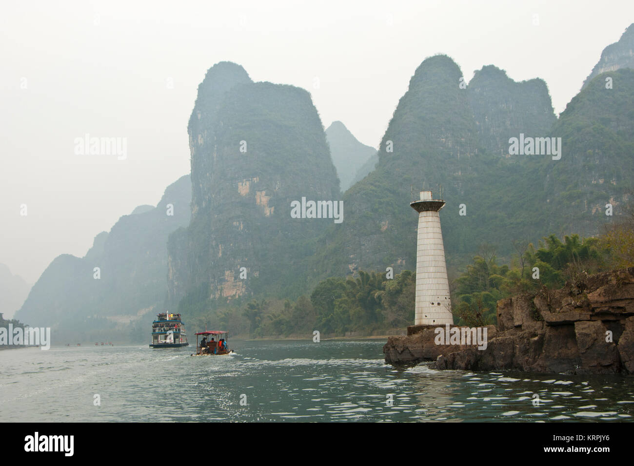 Paysage de Rivière Li en hiver, Guilin, Chine - Lijiang ou la rivière Li est une rivière dans la région autonome Zhuang du Guangxi, Chine. Banque D'Images