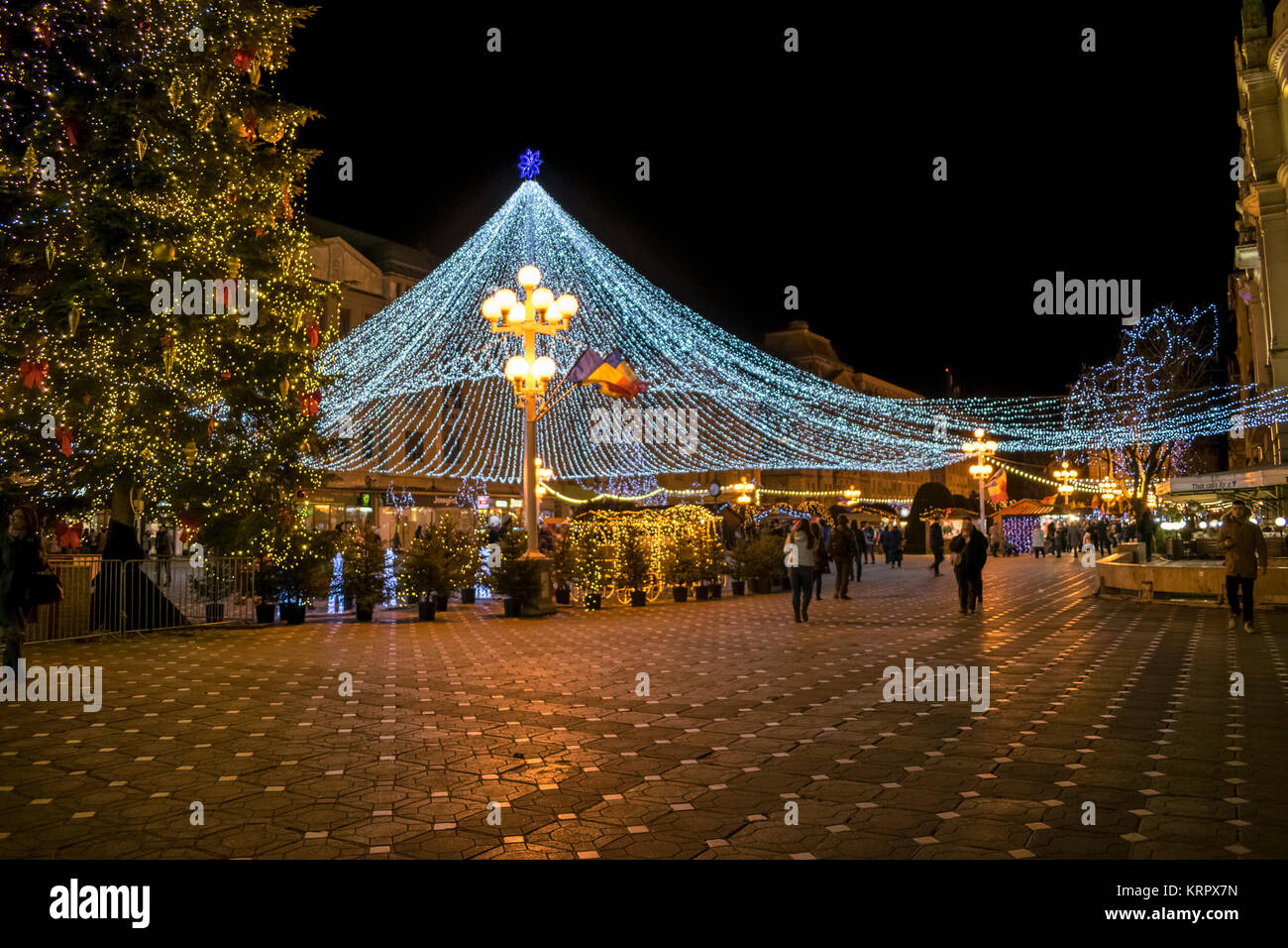 Paysage de nuit place de la ville d'hiver avec l'arbre de Noël et maison de marché. Timisoara Banque D'Images