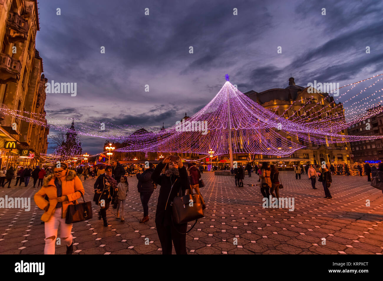 Paysage de nuit place de la ville d'hiver avec l'arbre de Noël et maison de marché. Timisoara Banque D'Images