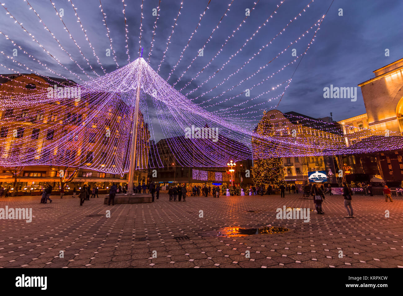 Paysage de nuit place de la ville d'hiver avec l'arbre de Noël et maison de marché. Timisoara Banque D'Images