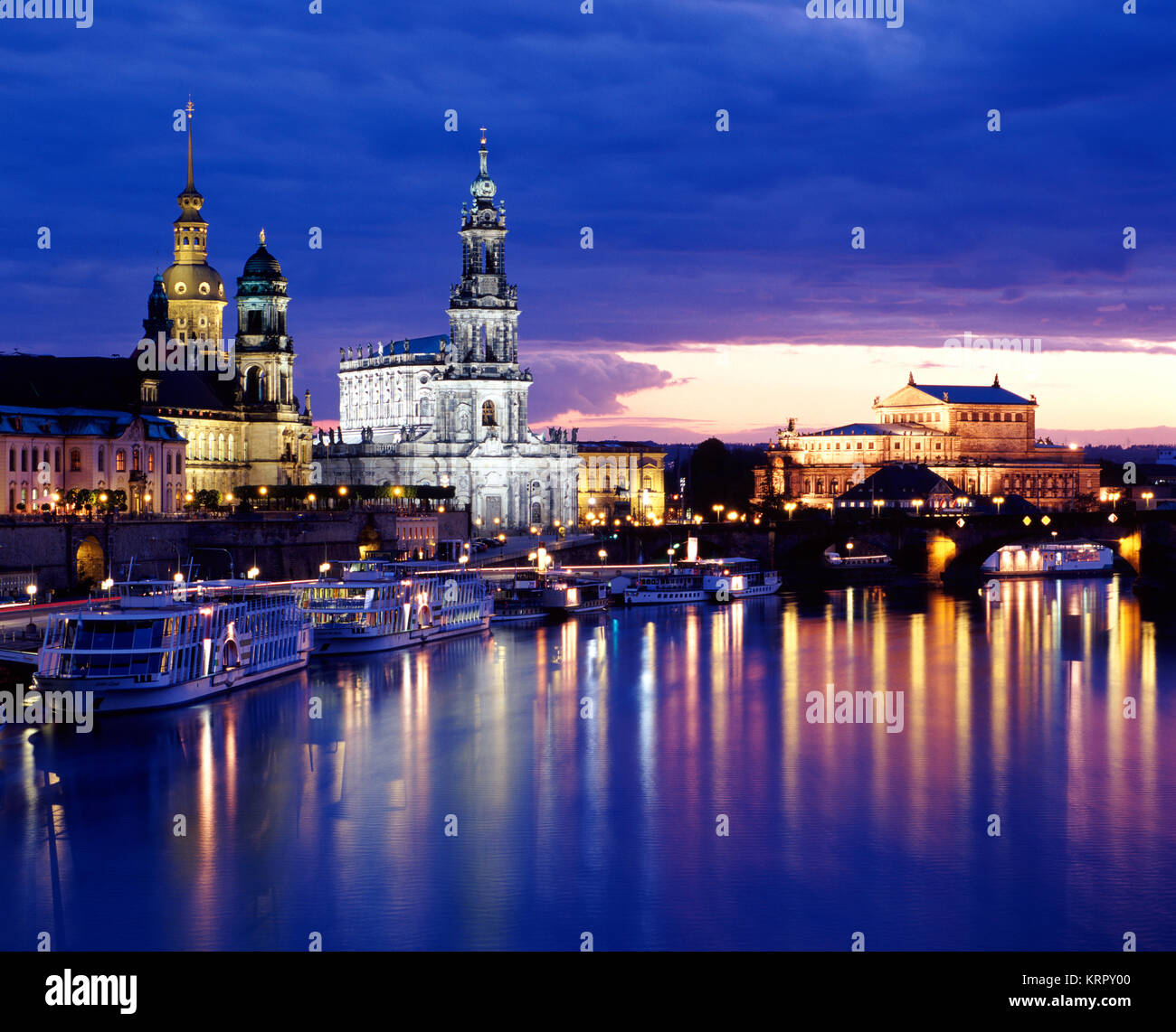 Skyline et Dresde Elbe au crépuscule, Saxe, Allemagne Banque D'Images