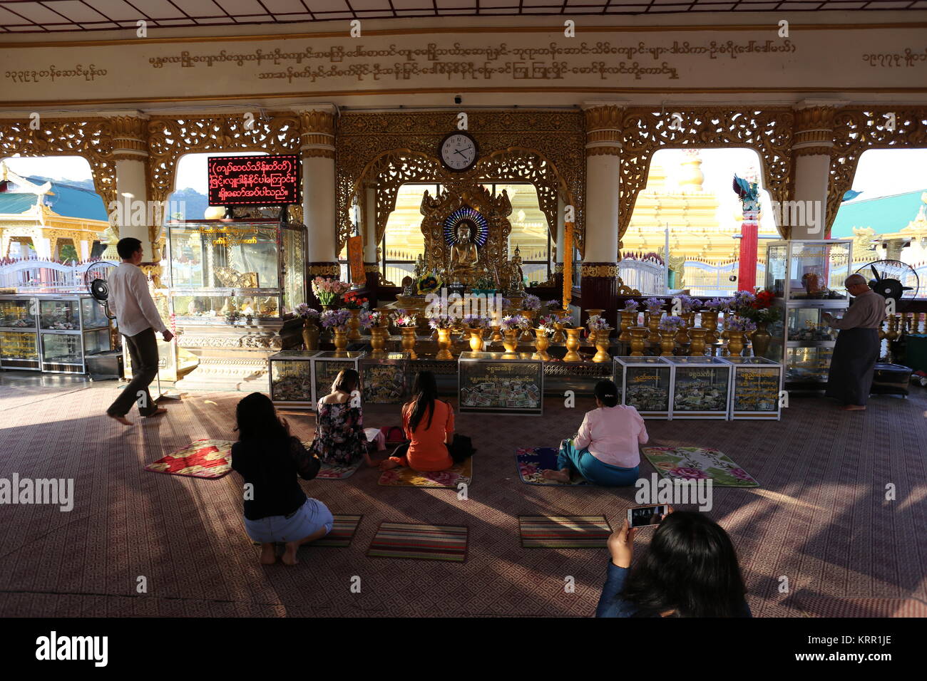 La Pagode Kuthodaw est reconnu par l'UNESCO comme le plus grand livre au monde et se compose de 729 Tablettes en marbre inscrit avec script Pali. Banque D'Images