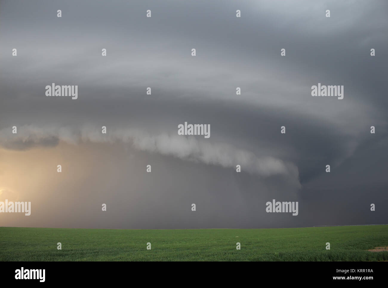 Un bateau-mère orage supercellulaires glisse sur les hautes plaines du Colorado Banque D'Images