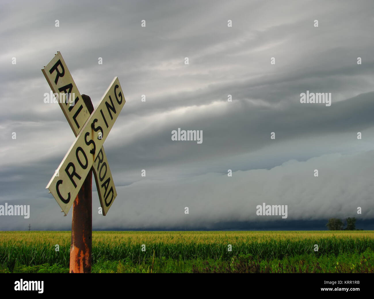 Une ligne de violents orages s'approche d'un passage à niveau dans l'Illinois pays agricole. Banque D'Images