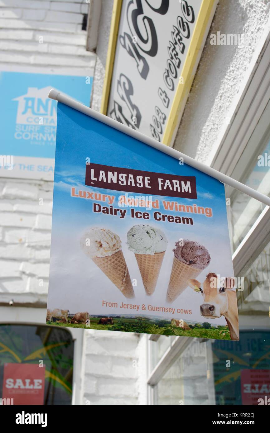 Langue choisie section membre primé de luxe ferme la crème glacée vendu à un magasin à Padstow, Cornwall, UK Banque D'Images