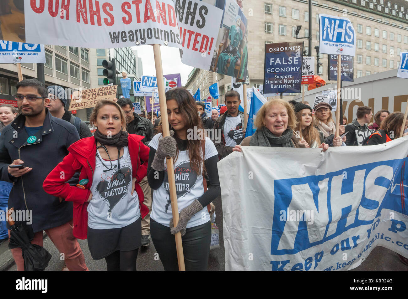 Les médecins en portant le t-shirt conçue à l'appui de leur campagne sur le byVivieene Westwod mars à enregistrer des bourses du NHS Banque D'Images