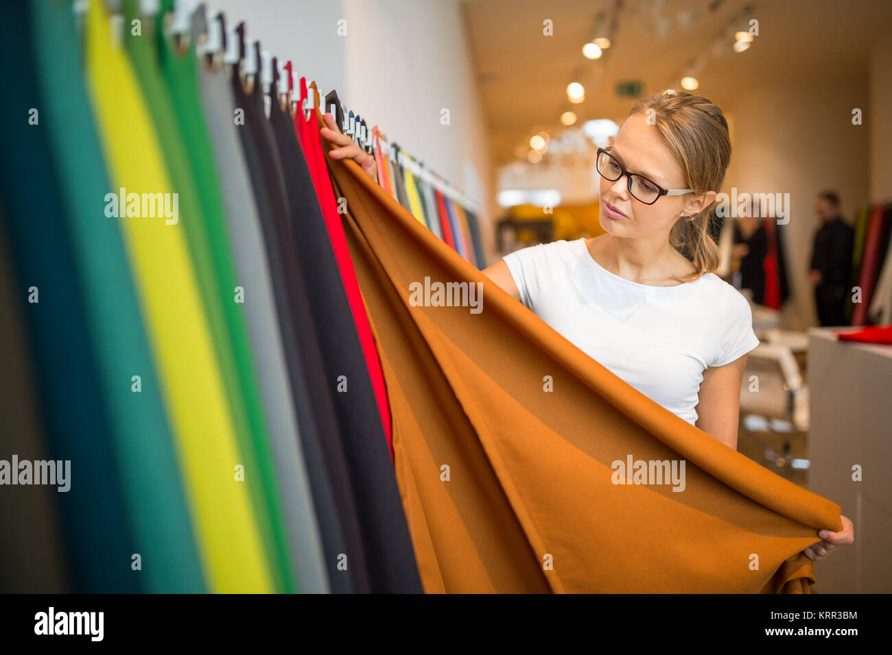 Jolie jeune femme choisir le bon matériaux/couleur pour son intérieur appartement moderne (shallow DOF (tons de couleur libre) Banque D'Images