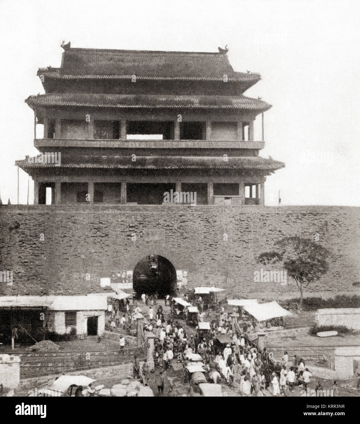 La porte de Chongwenmen aka Hata-Men Hadamen Hademen, ou, une porte qui faisait autrefois partie du mur de la ville de Pékin, vu ici au début du 20e siècle avant sa démolition dans les années 1960. Des merveilles du monde, publié vers 1920. Banque D'Images