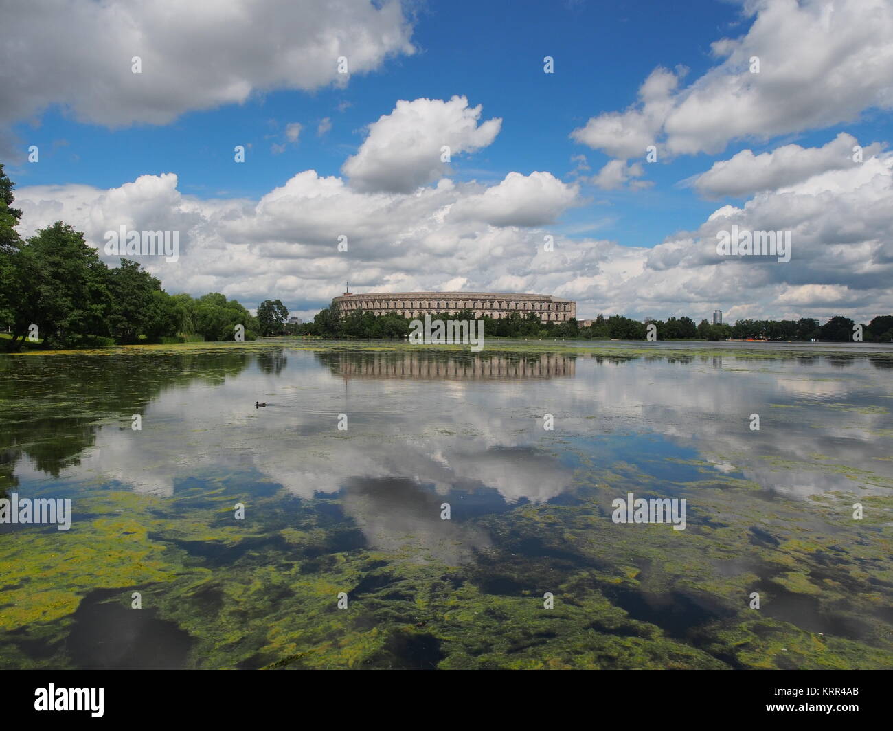 Salle des congrès de Nuremberg, reflétant dans l'eau Banque D'Images