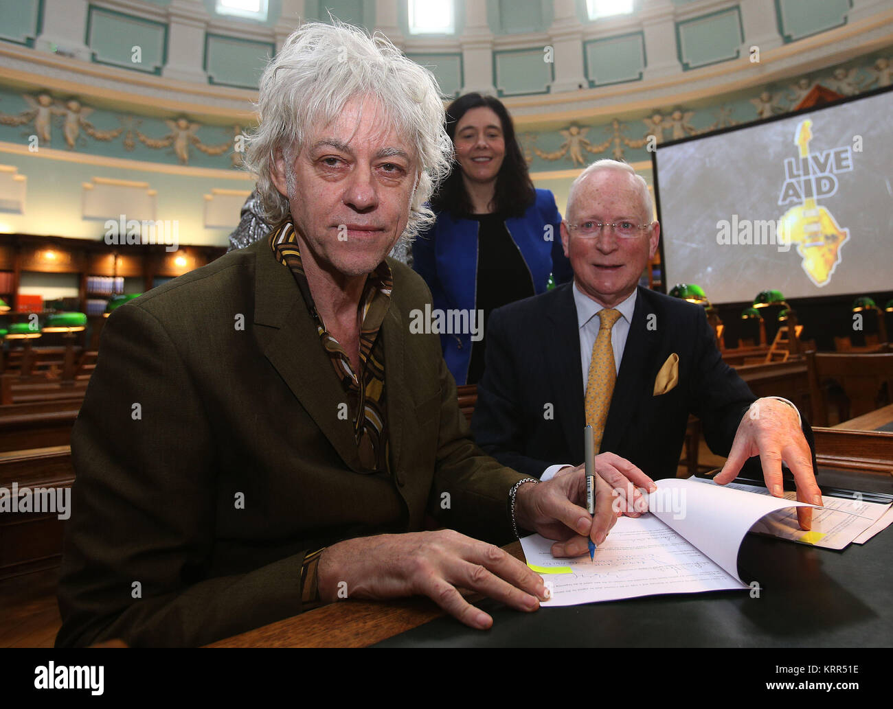 Sir Bob Geldof (à gauche) signe un contrat à la Bibliothèque nationale d'Irlande (INT) à Dublin avec le président Paul Shovlin et directrice de la bibliothèque Dr Sandra Collins, comme il a annoncé que l'aide de bande Trust fait don de ses archives à l'INT. Photo date : mercredi 20 décembre 2017. Voir PA histoire IRISH Geldof. Crédit photo doit se lire : Brian Lawless/PA Wire Banque D'Images