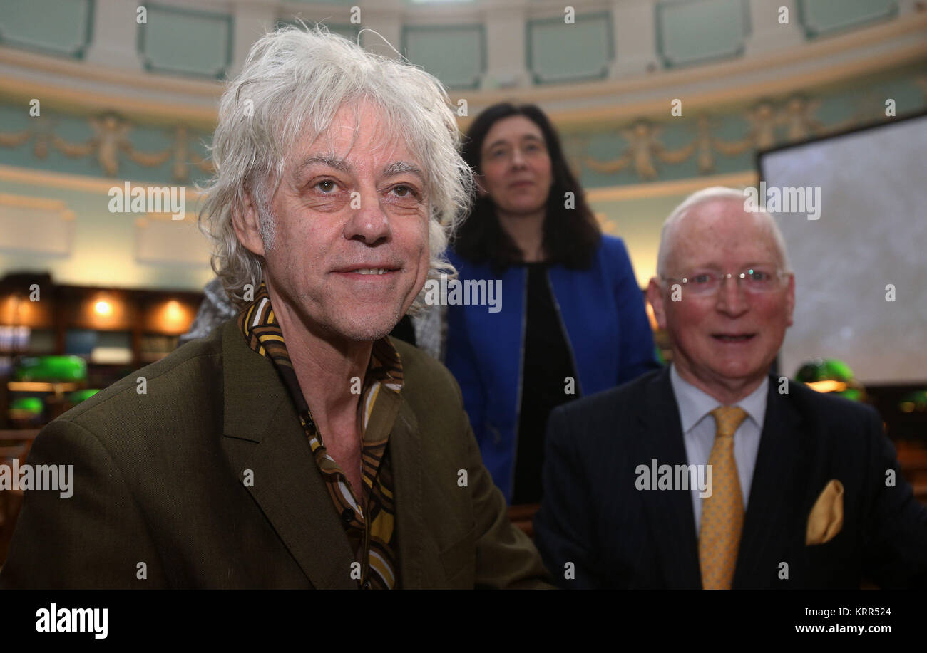 Sir Bob Geldof (à gauche) signe un contrat à la Bibliothèque nationale d'Irlande (INT) à Dublin avec le président Paul Shovlin et directrice de la bibliothèque Dr Sandra Collins, comme il a annoncé que l'aide de bande Trust fait don de ses archives à l'INT. Photo date : mercredi 20 décembre 2017. Voir PA histoire IRISH Geldof. Crédit photo doit se lire : Brian Lawless/PA Wire Banque D'Images