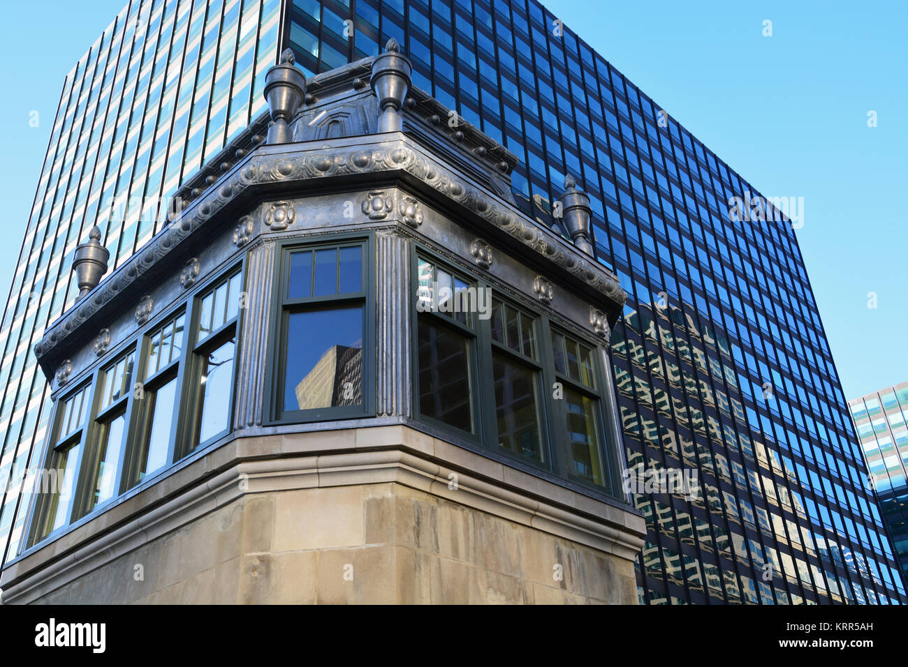 L'Adams Street Bridge a été ouverte sur la rivière Chicago en août 1927 et comprend deux maisons du pont. Banque D'Images