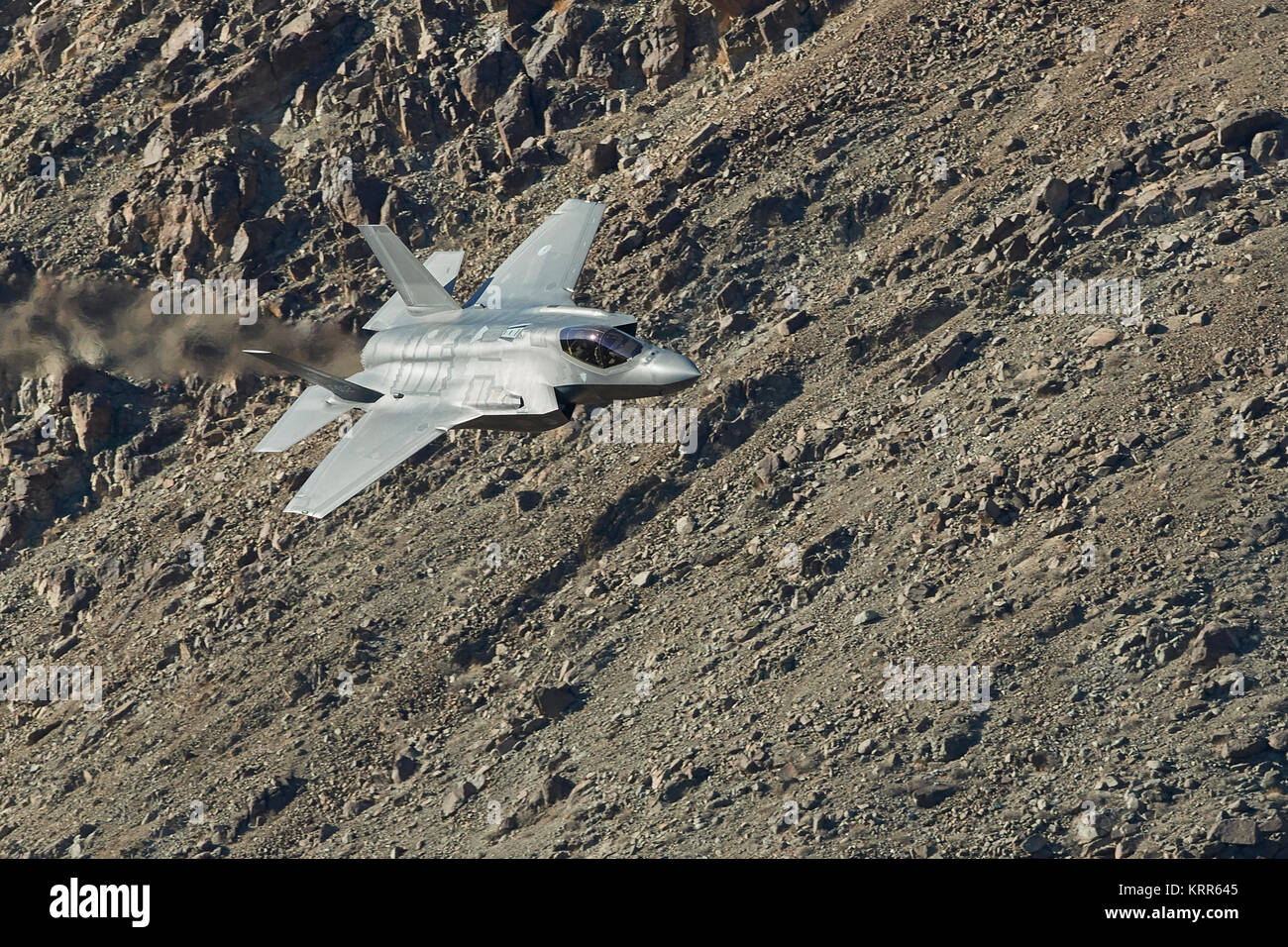 Lockheed Martin F-35 Lightning II joint Strike Fighter (Stealth Fighter), volant à Low Level au-dessus du désert de Mojave en Californie, États-Unis. Banque D'Images