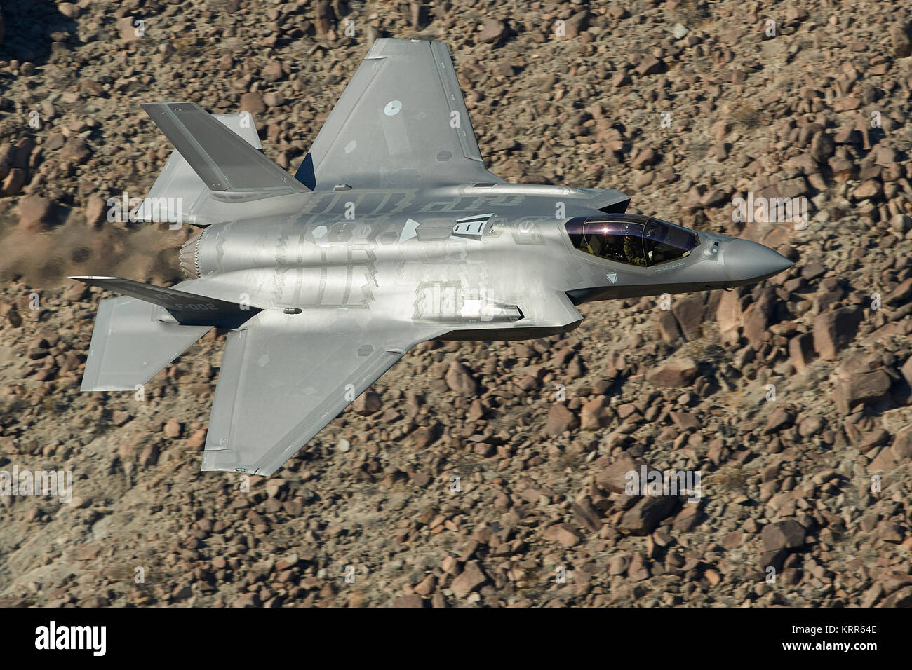 Lockheed Martin F-35A Lightning II Joint Strike Fighter (Stealth Fighter), volant à faible niveau à travers un désert Valley en Californie, USA. Banque D'Images