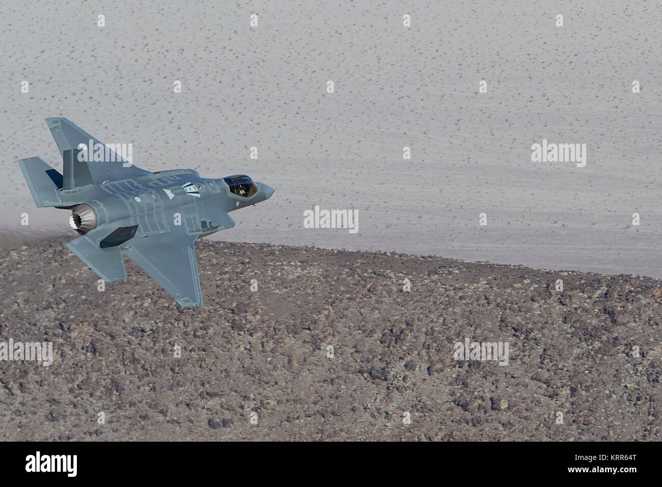 Lockheed Martin F-35A Lightning II Joint Strike Fighter (Stealth Fighter), volant à basse altitude au-dessus du désert de Mojave, Californie, USA. Banque D'Images