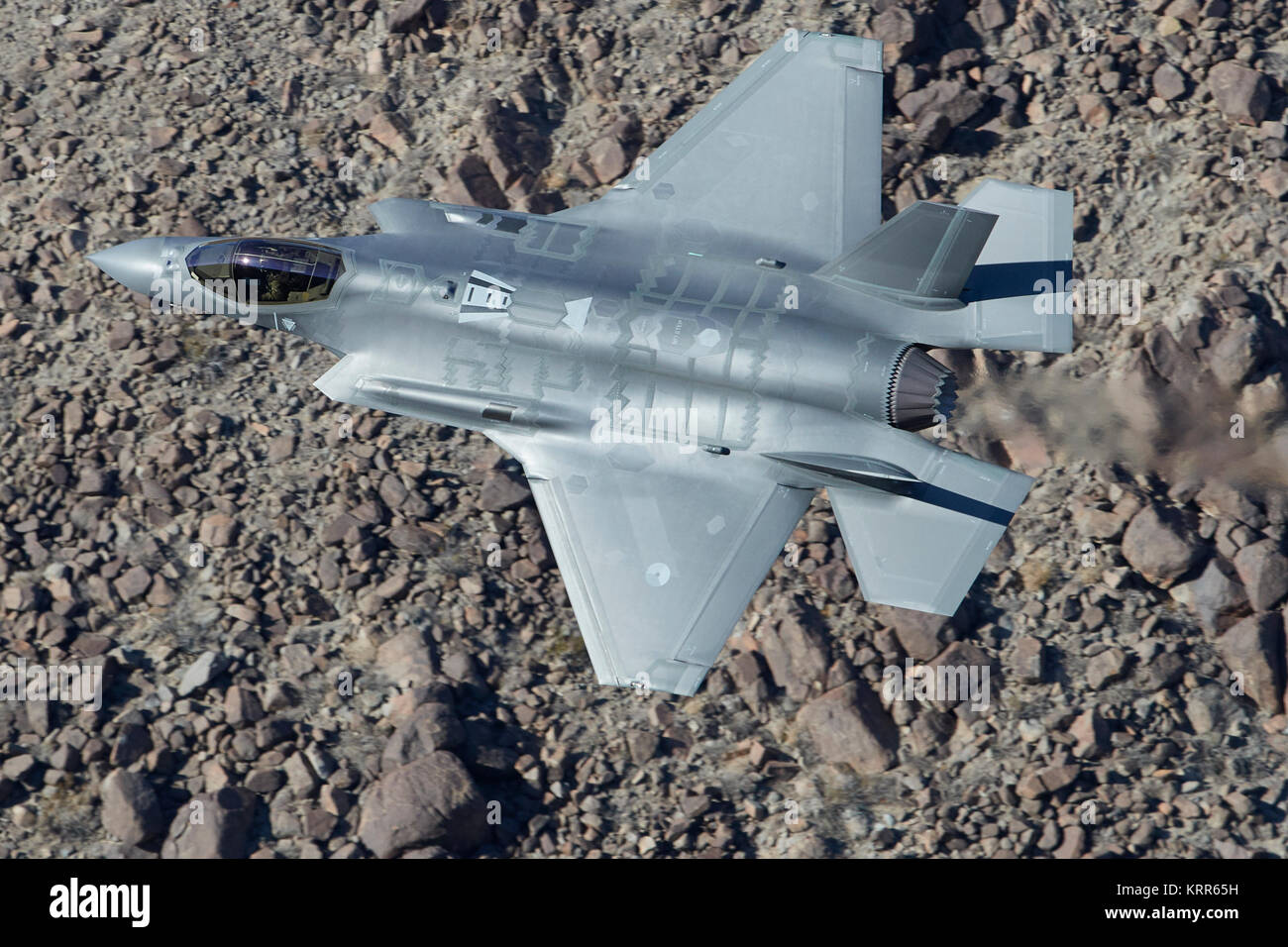 Lockheed Martin F-35A Lightning II Joint Strike Fighter (Stealth Jet), volant à faible niveau à travers un désert Valley en Californie, USA. Banque D'Images