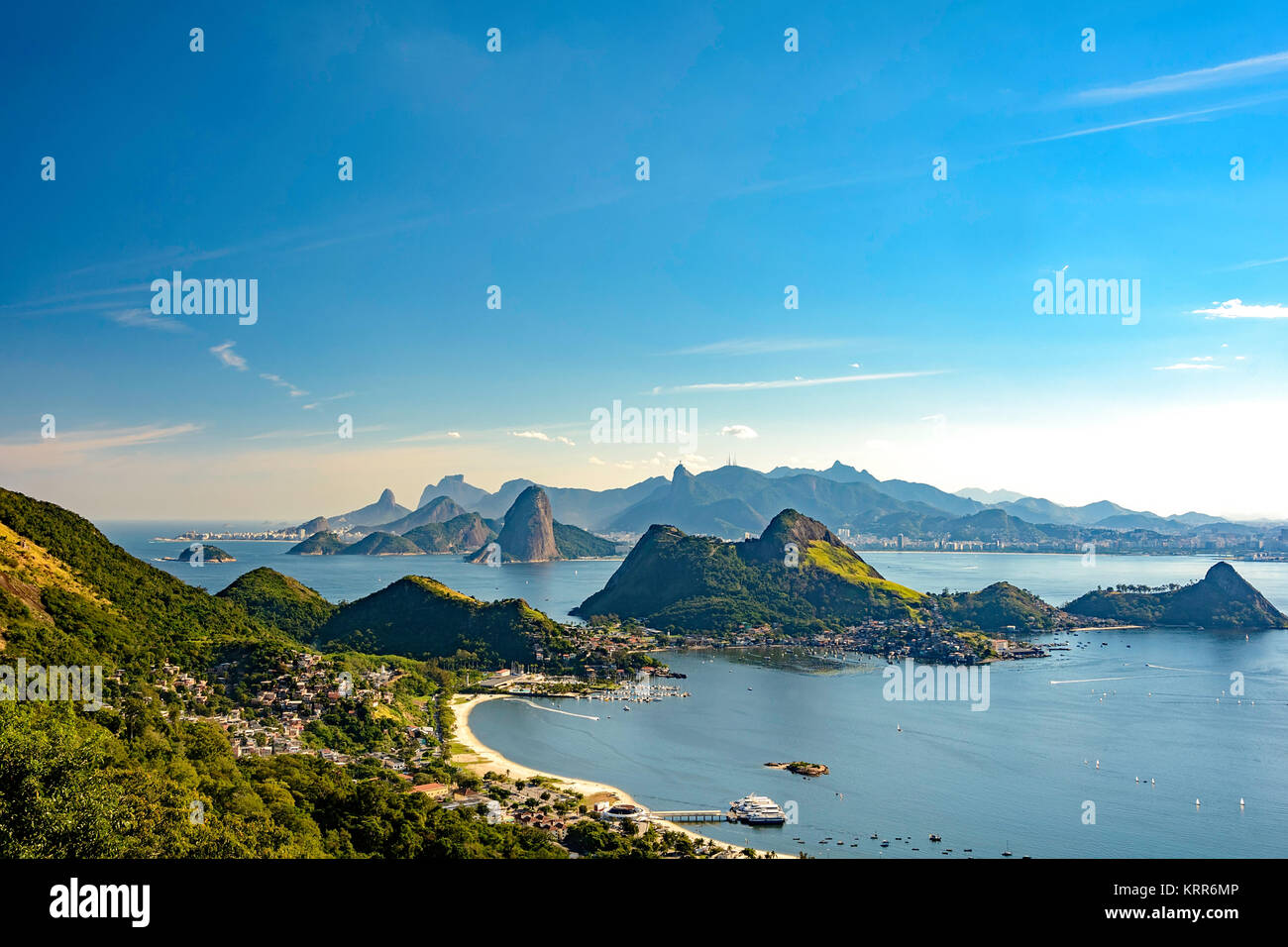 Vue de Rio de Janeiro, de la baie de Guanabara, le pain de Hill et autres montagnes de Niteroi city park Banque D'Images