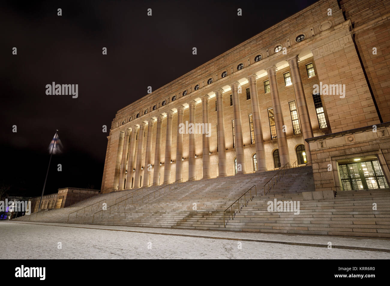Allumé en parlement de Finlande de nuit à Helsinki Banque D'Images
