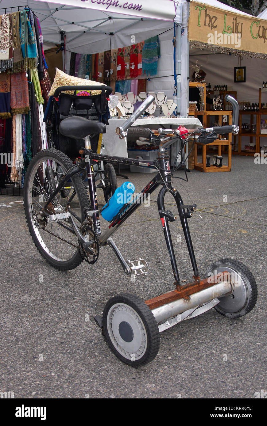Un vélo transformé en être une tondeuse manuelle Photo Stock - Alamy