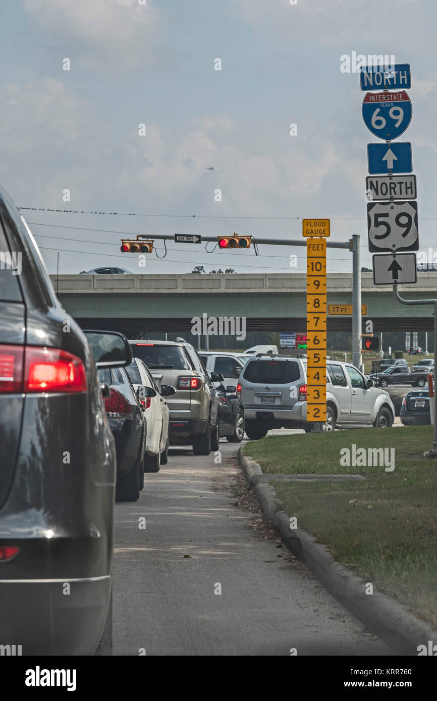 Houston, Texas - une jauge d'inondation à l'entrée de l'autoroute Interstate 69 près de l'Aéroport Intercontinental George Bush. La zone a été fortement inondé par Hurricane H Banque D'Images