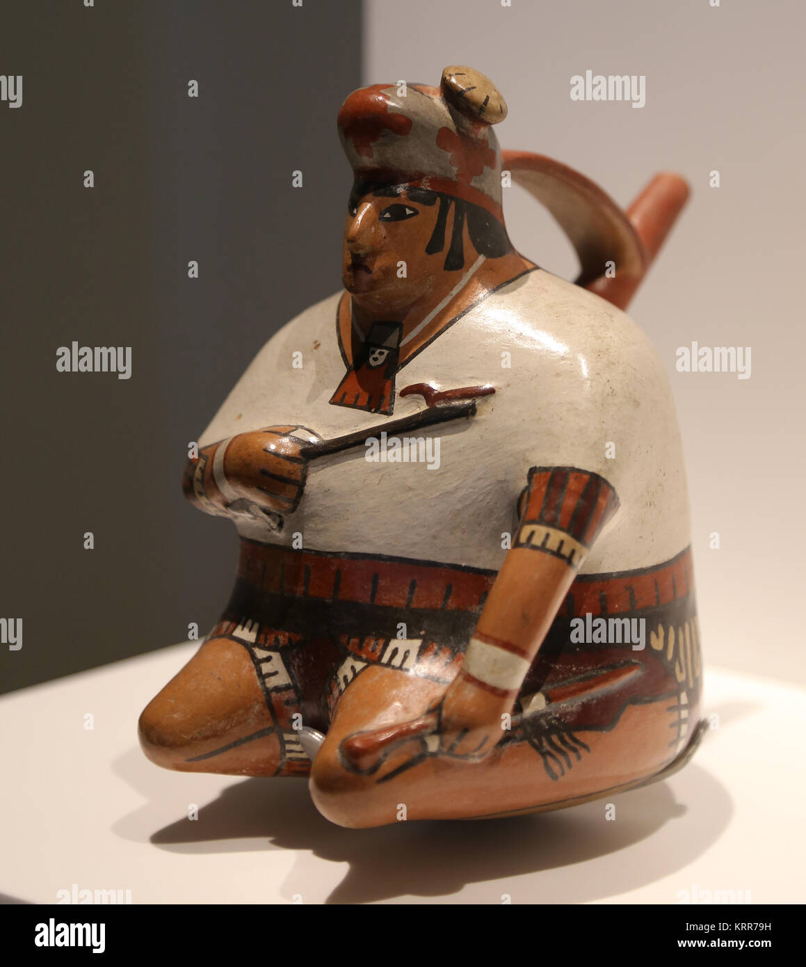La goulotte de l'étrier avec un navire figure la tenue d'un lanceur de javelot. Nasca, Pérou. 200-800 AD. Musée des Cultures du Monde. Espagne Banque D'Images La goulotte de l'étrier avec un navire figure la tenue d'un lanceur de javelot. Nasca, Pérou. 200-800 AD. Musée des Cultures du Monde. Espagne Banque D'Images