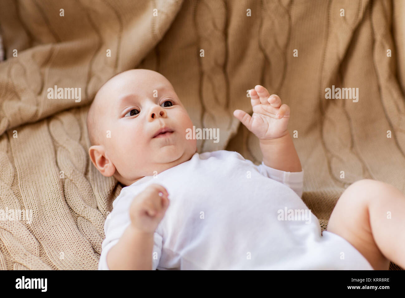Sweet Little baby boy lying on blanket tricoté Banque D'Images